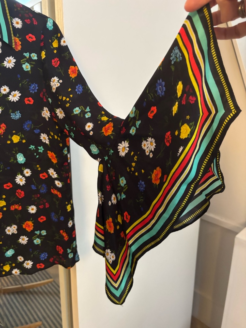 Alice + Olivia floral blouse with dramatic sleeves - Picture 3 of 4